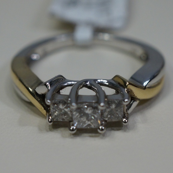 14KTT Gold 3/4 carat 3-Stone Genuine Diamond Ring - Picture 3 of 6